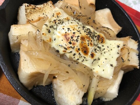 余った食パンで、オニオンパングラタン！